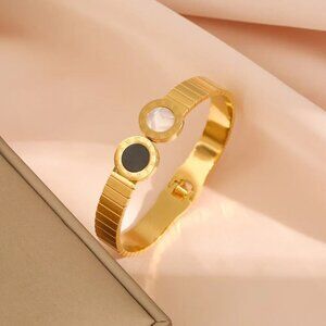 18K Gold Plated Dual-Disc Bangle – Black & Pearl White | Waterproof